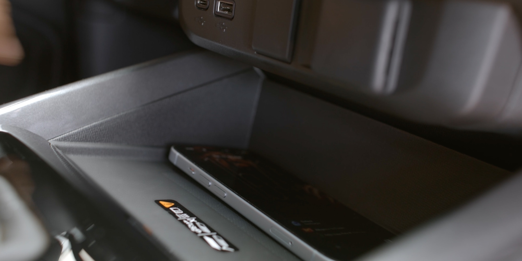 Compartimiento interior de la S10 Trail Boss con smartphone