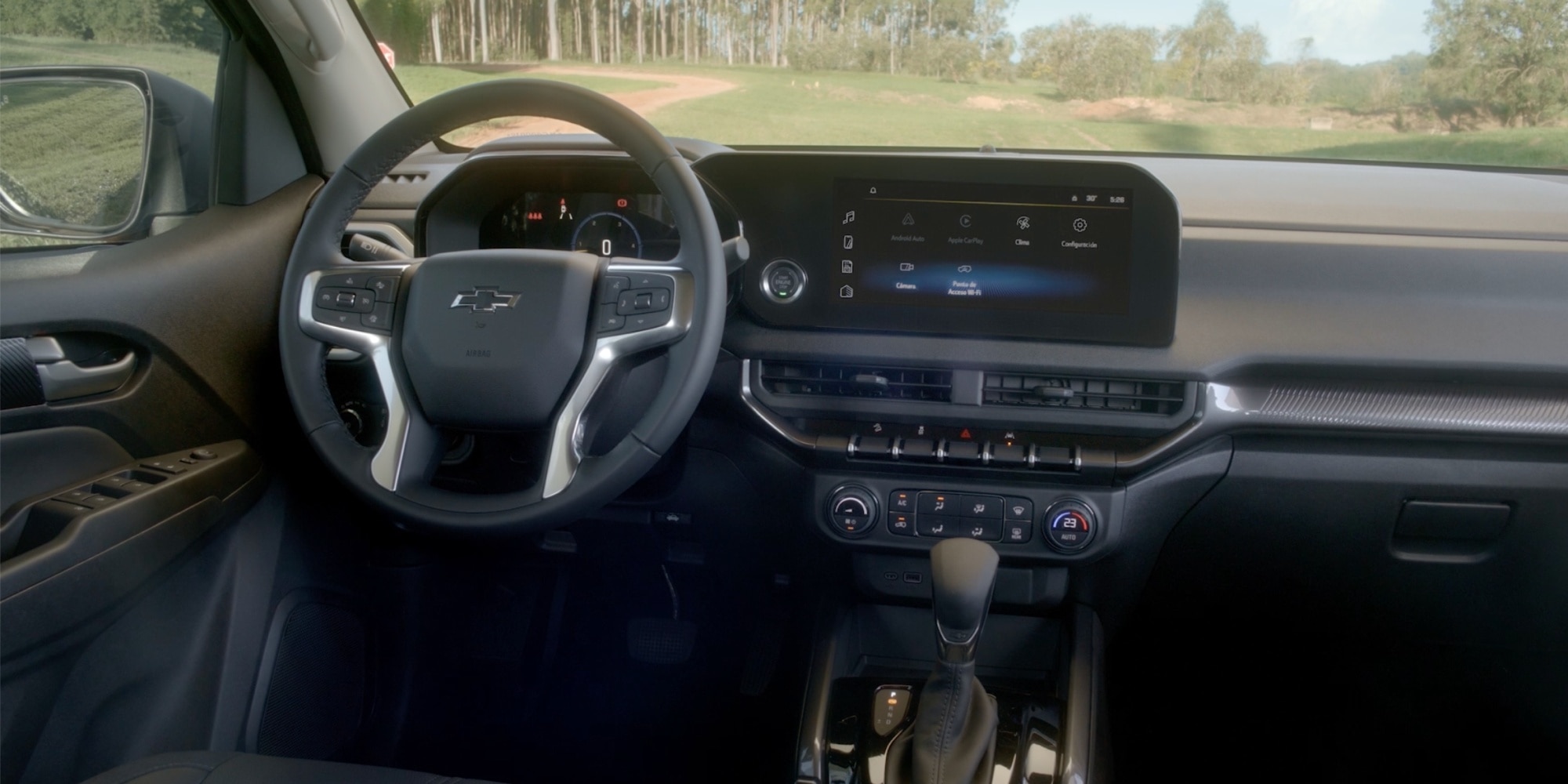 Interior con volante y pantalla de la Chevrolet S10 Trail Boss